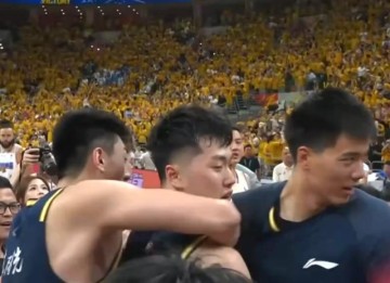 九游娱乐-张皓嘉压哨三分绝杀！广东加时力克北京扳平比分